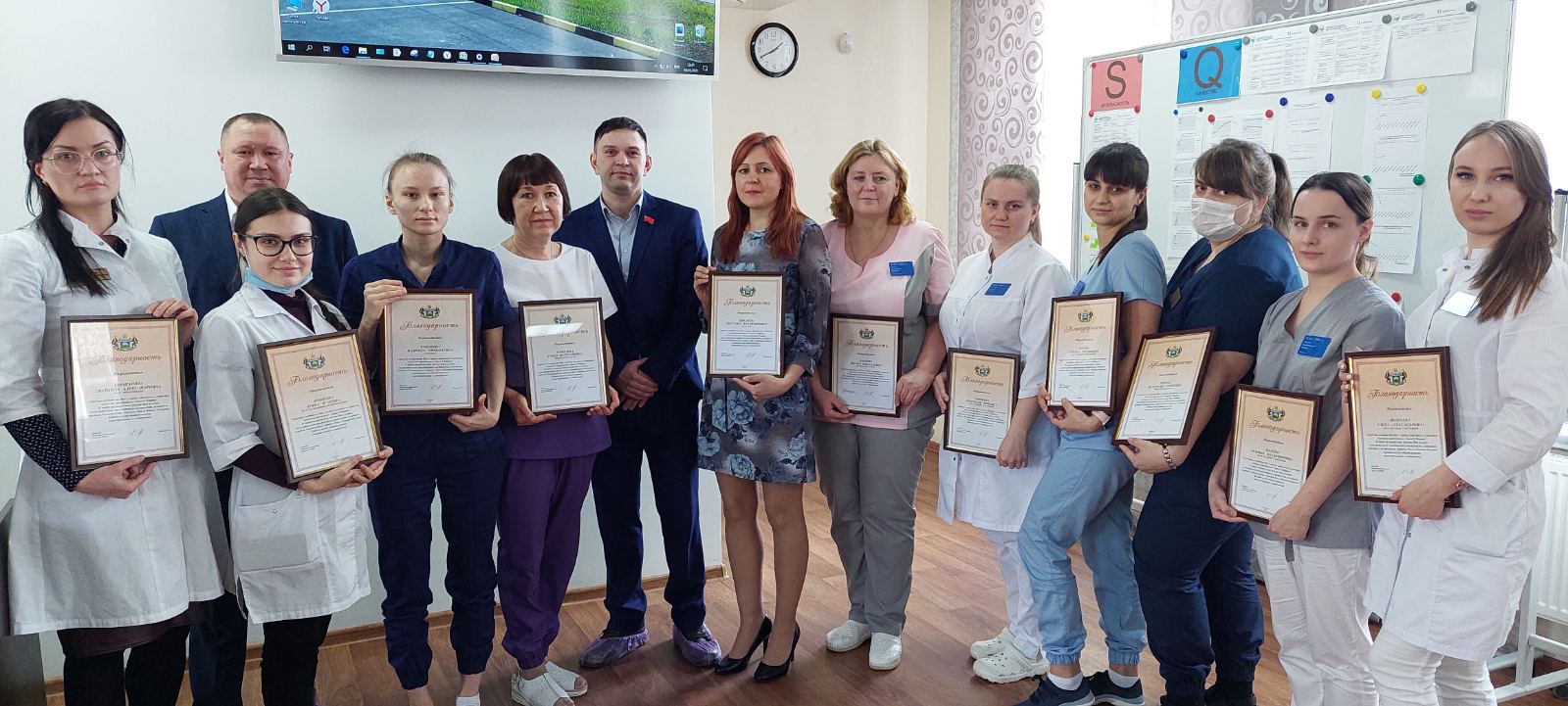 Активисты КПРФ поздравили трудовой коллектив городской поликлиники №17