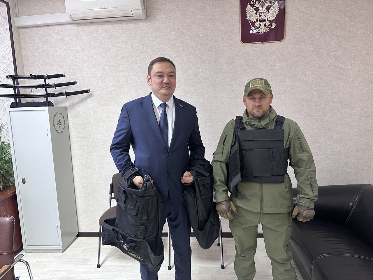 Депутат Андрей Ким передал бронежилеты участникам СВО