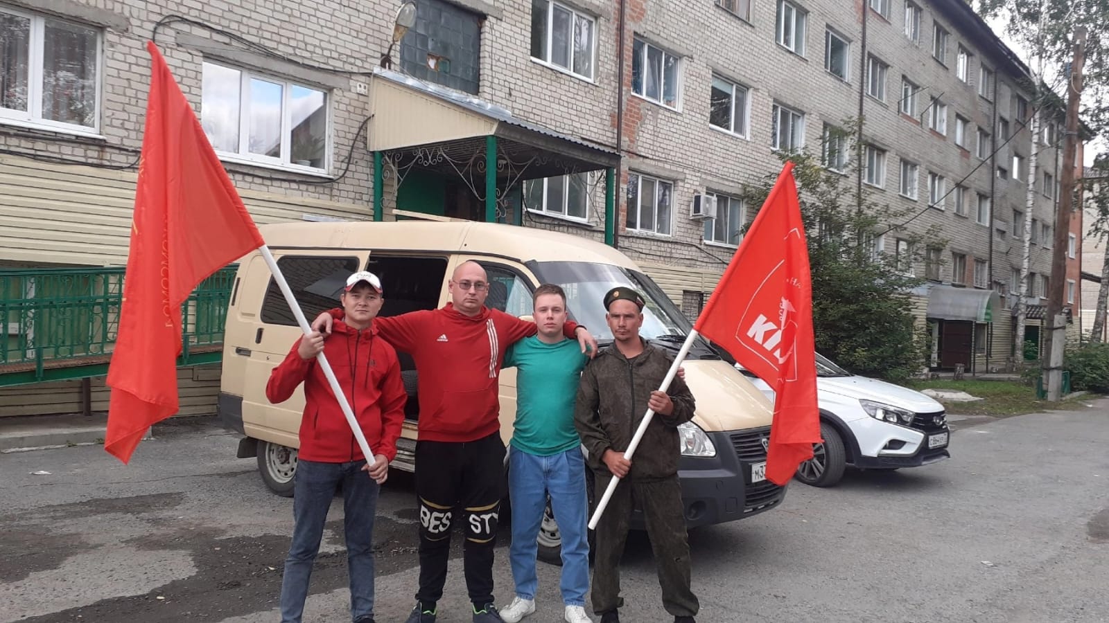 
                        Кандидат в депутаты Тобольской городской Думы Марат Тухветуллов доставил  гуманитарный груз в ДНР                    
