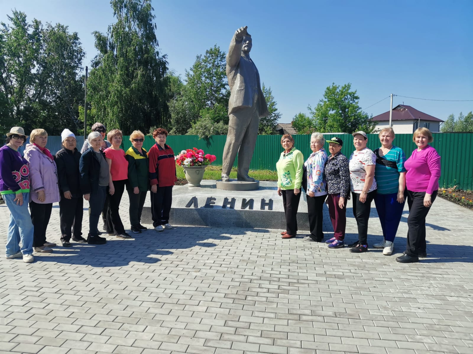 В Тобольске коммунисты высадили цветы у памятника В.И. Ленину