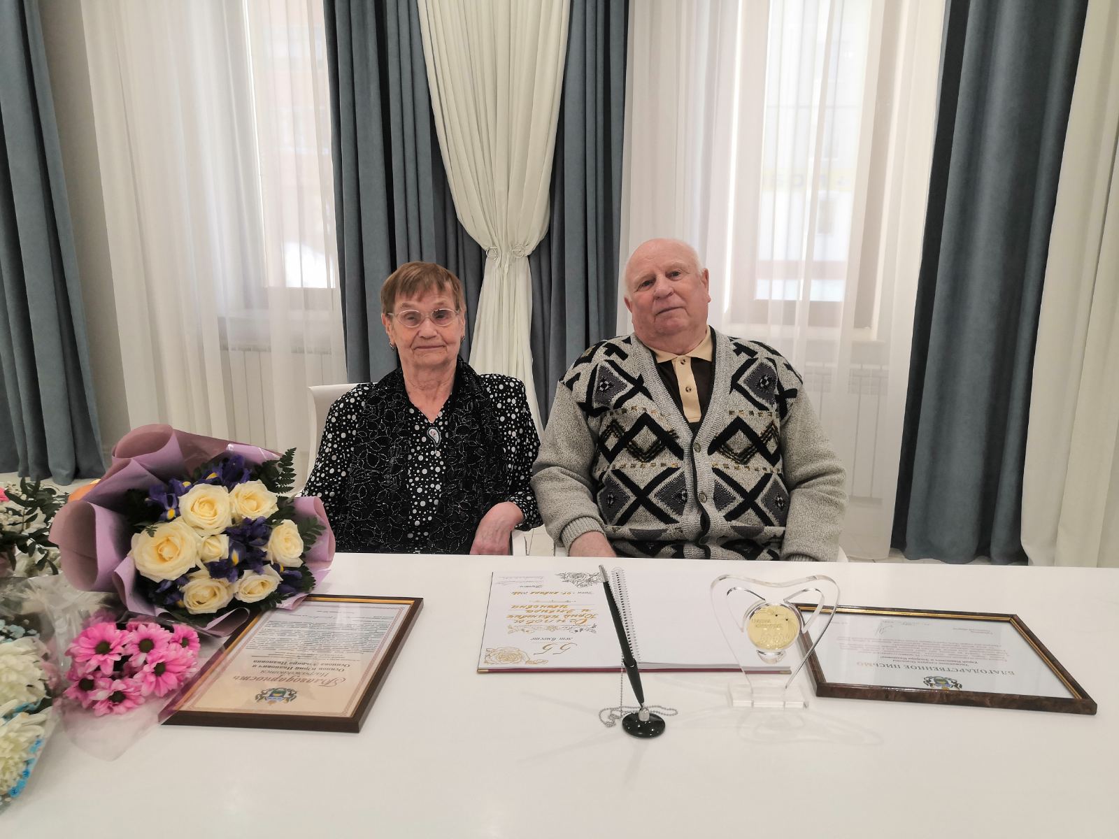 Регина Юхневич поздравила тобольскую семью с 55-летием супружеской жизни