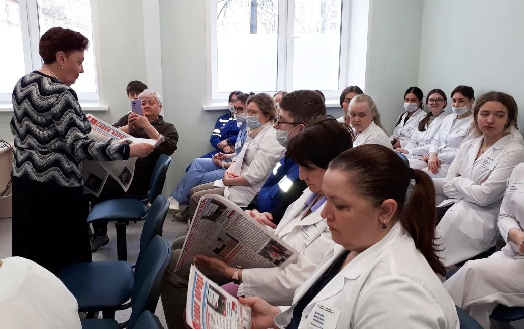 Депутат КПРФ Тамара Казанцева наградила медсестру тюменской поликлиники №3